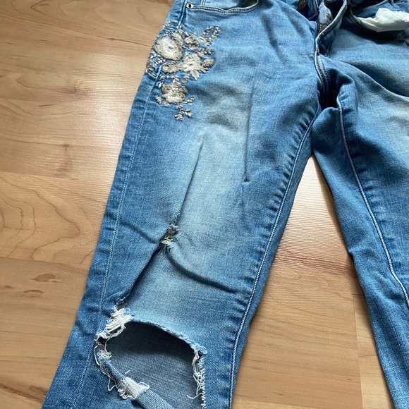 Abercrombie and Fitch Embroidered Flower Jeans - Picture 9 of 9